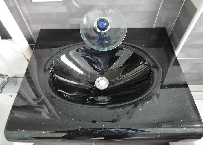 Momo Seaview Hotel Otel