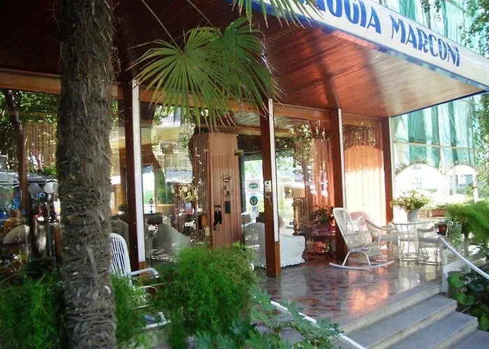 فندق Momo Seaview 3*