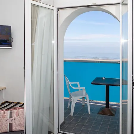 Momo Seaview