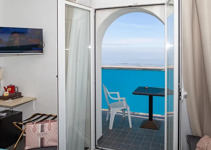 Momo Seaview